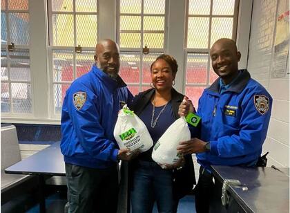 La NYPD entrega pavos gratis para los más necesitados en la antesala del Día de Acción de Gracias