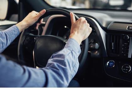 La obligación de reducir la velocidad y cambiar de carril se amplía a más vehículos detenidos con señalización de advertencia