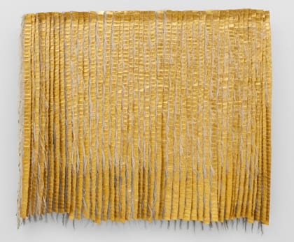 La obra "Alquimia XXVII" (1985), de Olga de Amaral, fue comprada por Eduardo Costantini en Art Basel