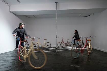La obra Carrousel, formada por bicicletas unidas por ejes metálicos, obliga a repartir los esfuerzos y a llegar a consensos