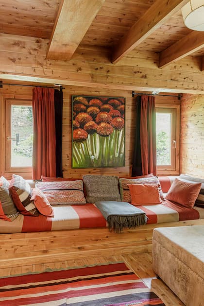 La obra con flores, como la mayoría de los cuadros de la casa, es de Isabel Pérez Quesada.