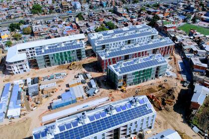 La obra de 3000 paneles y más de 500 termotanques solares en el Barrio 31, que está instalando Sustentator