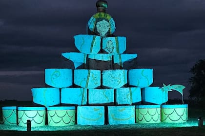 La obra, de 8,50 metros de altura, demandó 100 litros de pintura en tonos celeste, amarillo, negro y otros colores para lograr el diseño deseado