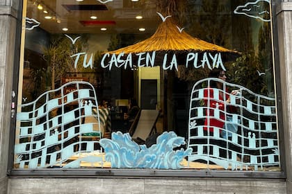 La obra de arte finalizada en Callao tiene una leyenda: "tu casa en la playa"