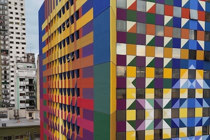 La obra de David Petroni en la sede de la AMIA, en la calle Pasteur, podría convertirse en el mejor mural de 2024