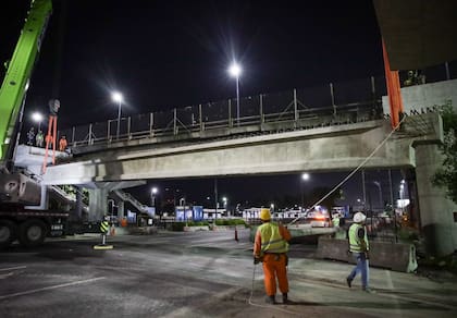 La obra de esta madrugada sobre la avenida Lugones.