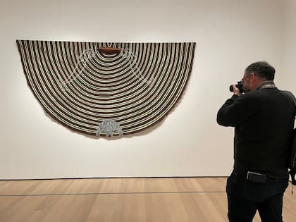 La obra de José Vedia, un artista cubano importantísimo que vive en Miami, es una representación de mitos de las culturas afrocubanas desde un lenguaje contemporáneo", dice Katzenstein