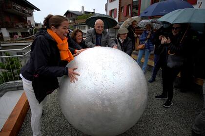 La obra de Katja Schenker, una enorme esfera de hormigón pesado, cuya superficie está pintada con material nacarado; frente a ella quedan dos opciones: mirarla o moverla