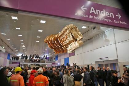 La obra de Marta Minujin cuelga en el hall de la estación