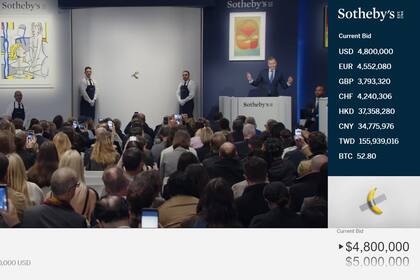 La obra de Maurizio Cattelan salió a remate con una base de US$800.000 y rápidamente trepó en una puja que ganó un empresario chino de criptomonedas