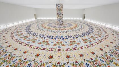 La obra de Shinji Omaki se despliega como una alfombra que no se puede pisar