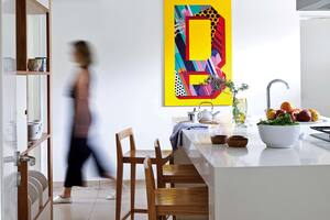 La obra de Stroomer(Diderot.Art) fue un autorregalo del dueño de casa para el día del padre: la inicial de su apellido, que exhibe cual escudo familiar en clave moderna.