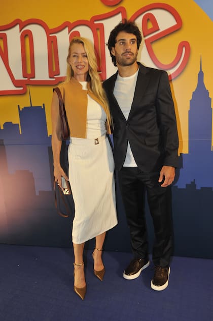 La obra de Thomas Meehan, Charles Strouse y Martín Charnin está dirigida por Mariano Demaría, y protagonizada por Lizy Tagliani, Miguel Ángel Rodriguez, Julieta Nair Calvo, Gustavo Monje e Ivanna Rossi