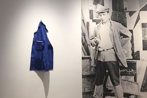 Una jubilada se robó un saco azul creado por un artista y, como le quedaba grande, lo achicó para poder usarlo