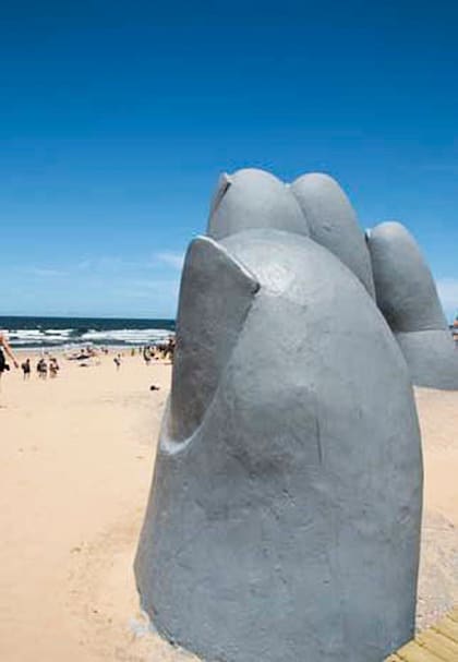 La obra del chileno Mario Irarrázabal, uno de los íconos del balneario esteño