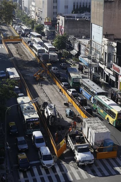 La obra del futuro centro del transbordo sobre la avenida Rivadavia, en el corazón de Flores