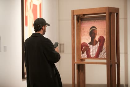 La obra del romano-etíope Jem Perucchini se presenta con su propio dispositivo de exhibición, porque es doble faz