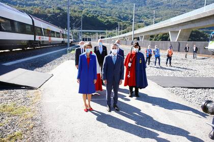Las autoridades se toman una fotografía tras el corte de cinta