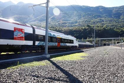 El túnel, de 15,4 km, culmina a 329 metros sobre el nivel del mar y podrá acoger hasta 170 trenes de mercancías y 180 de viajeros al día