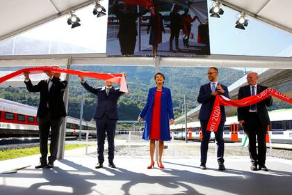 La presidenta suiza Simonetta Sommaruga sonríe después de cortar una cinta durante la ceremonia de apertura del túnel de base Ceneri de nueva construcción cerca de Camorino
