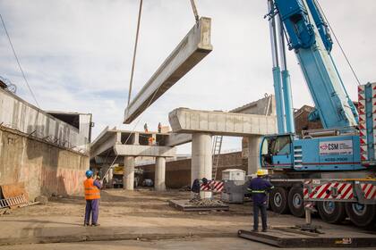 La obra del viaducto sobre las vías del Belgrano Sur está paralizada