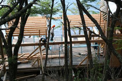 La obra demandó cuatro años y durante esa etapa de gran dificultad logística, la pareja acampaba en el Lago del Desierto.
