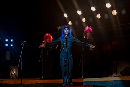 La obra elige la parodia futurista para abordar la figura de la diva, se sitúa en el año 2655, en una plena Buenos Aires postapocalíptica