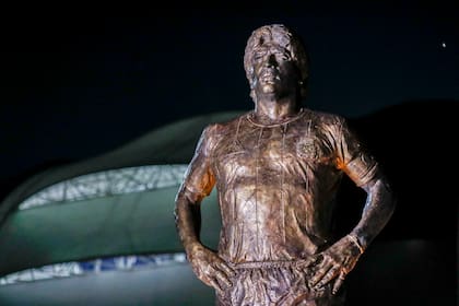 La obra está inspirada en una foto del “10″ de la semifinal Argentina vs. Bélgica de México ’86.