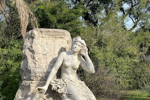 La criticada escultura que nunca llegó a inaugurarse, fue partida en dos y hoy embellece el Ecoparque