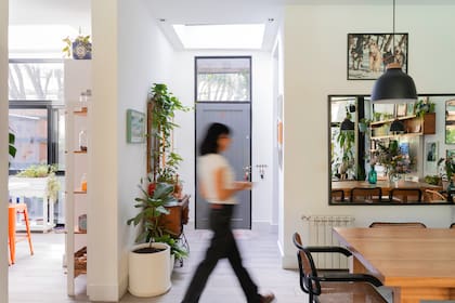 La obra estuvo a cargo del Estudio Ferrari Arquitectura. El espejo del comedor, que amplía y regala reflejos, fue una sugerencia acertada del arquitecto