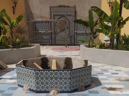 La obra fue el resultado del trabajo en equipo entre las cuadrillas de la Ciudad y los especialistas marroquíes. “Fue muy agradable, porque por raro que parezca, fueron integrándose y entendiéndose a puros gestos. Al final del día, cuando yo les preguntaba a los artesanos, me decían ‘nos entendemos muy bien’, y eso que ellos no hablaban español y los de aquí no entendían árabe ni hablaban en francés”, relata Yassir.