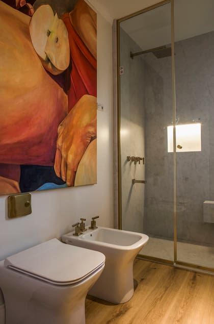 Grifería de la ducha y del bide, modelo Dominic Lever (FV). Los sanitarios son el modelo "Temple" (Ferrum).