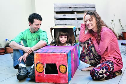 La obra más feliz. Juan y Luna con la pequeña Violeta, que sueña con seguir los pasos de sus padres