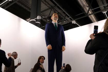 La obra más polémica, motivo de selfies: un rey tamaño natural que se destruirá en un año