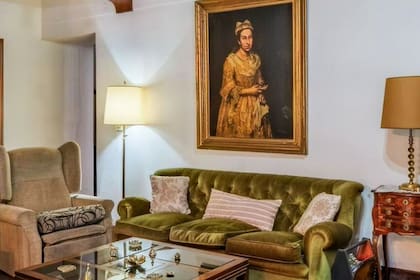 La obra “Retrato de una dama” colgada en el living de la casa de una de las hijas de Kadgien.