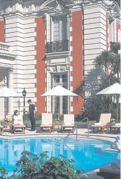 La obra se desarrolla en dos
etapas. La primera se cumplirá de
mayo a noviembre y la segunda se
iniciará en enero y continuará
durante los primeros meses del año próximo.