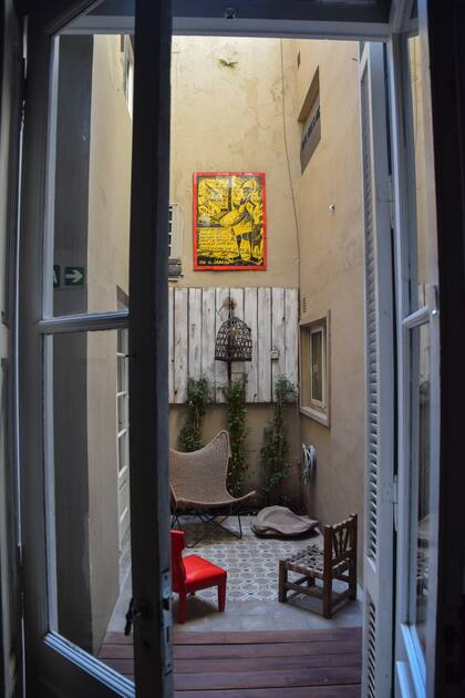 La obra se ubica en uno de los patios internos del hotel y tiene la impronta innegable de Selarón.