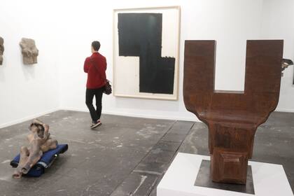 La obra "Sin título" de Eduardo Chillida es la pieza más cara de la muestra y está expuesta en el espacio dedicado a la Galería Carreras Mugica