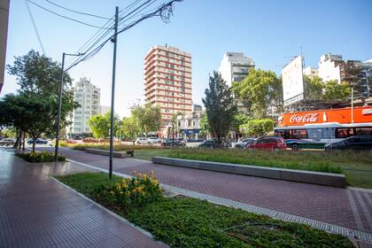 La obra sobre la avenida Honorio Pueyrredón convirtió la mitad de la calle en una zona verde y peatonal