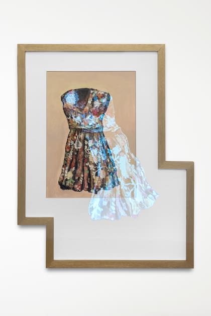 La obra "Talle medium", de Alejandro Gabriel, proyecta la imagen de un vestido de la madre del artista en un movimiento perpetuo