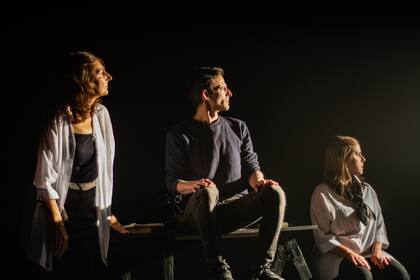 La obra transita un camino simbólico, sin anclarse en los parámetros estrictos de lo biográfico