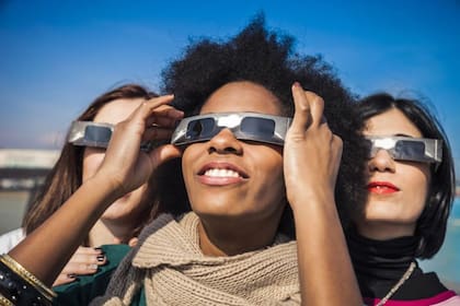 La observación directa del Sol sin gafas de eclipse certificadas o proyectores adecuados provoca daños irreversibles en la visión de los espectadores