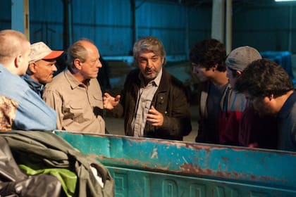 La Odisea de los giles se desarrolla en un pueblo rural en Argentina y sigue a un grupo de amigos que se reúne para recuperar el dinero robado durante el Corralito