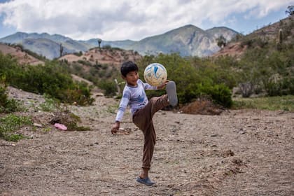 En sus ratos libres a Ulises le gusta jugar a la pelota