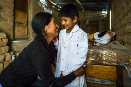 Su mamá, Leonor, le preparó el guardapolvo para su primer día de clases
