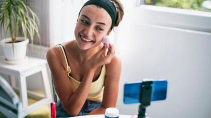 La oferta de productos de cosmética se multiplica en las redes sociales, según los especialistas