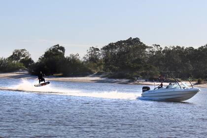 La oferta incluye desde alquiler de lanchas y veleros, hasta clases de surf