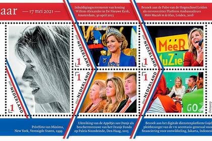 La oficina de correo sacó una estampilla dedicada a su día especial, compuesta por varios retratos de la Reina a los que atraviesan los colores de la bandera nacional.