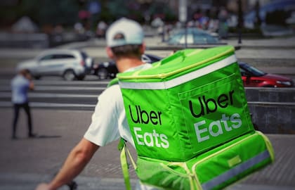 La oficina de Mamdani presentó un informe en el que denunció que las propinas para los repartidores de UberEats y DoorDash disminuyeron en más de US$550 millones en Nueva York