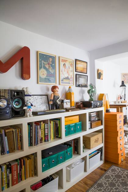 La oficina de Mariano trambién es versátil: allí trabaja como comunicador y produce sus piezas de cerámica.